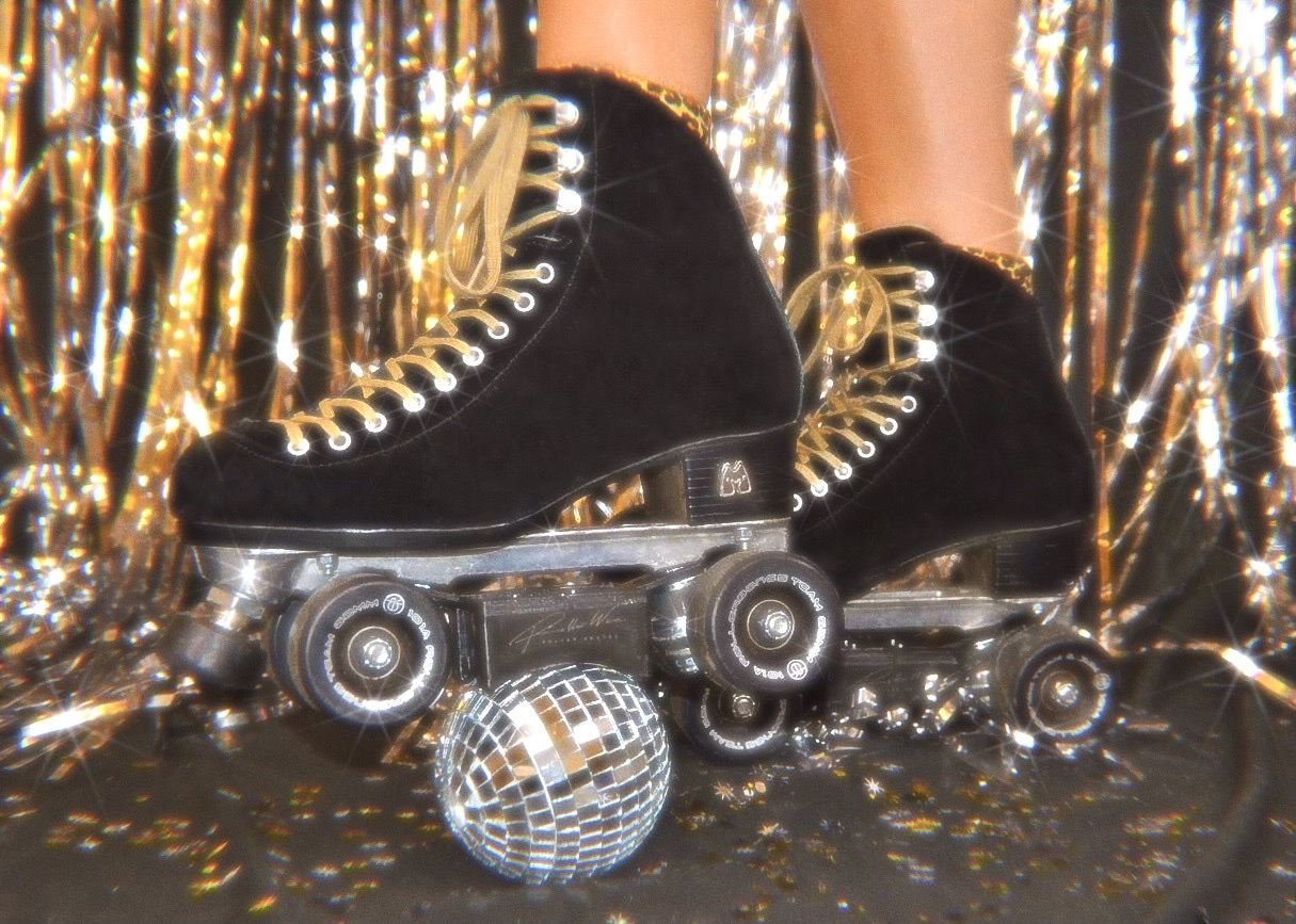 Roller skates fitted with RollerWave slide blocks